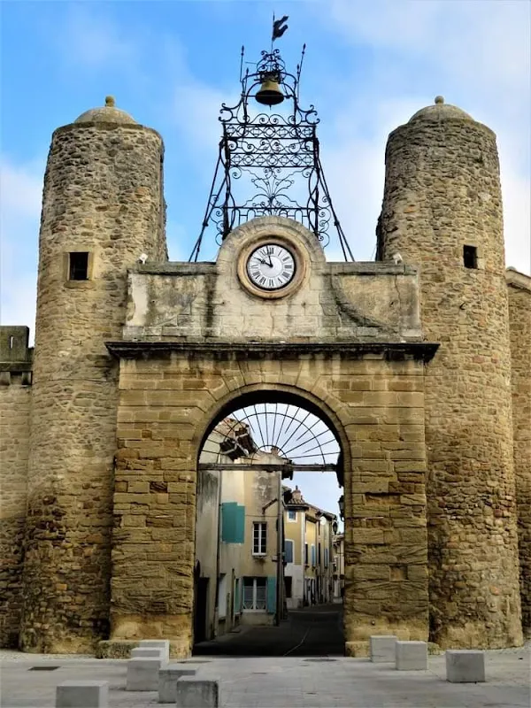 Camaret-sur-Aigues cover