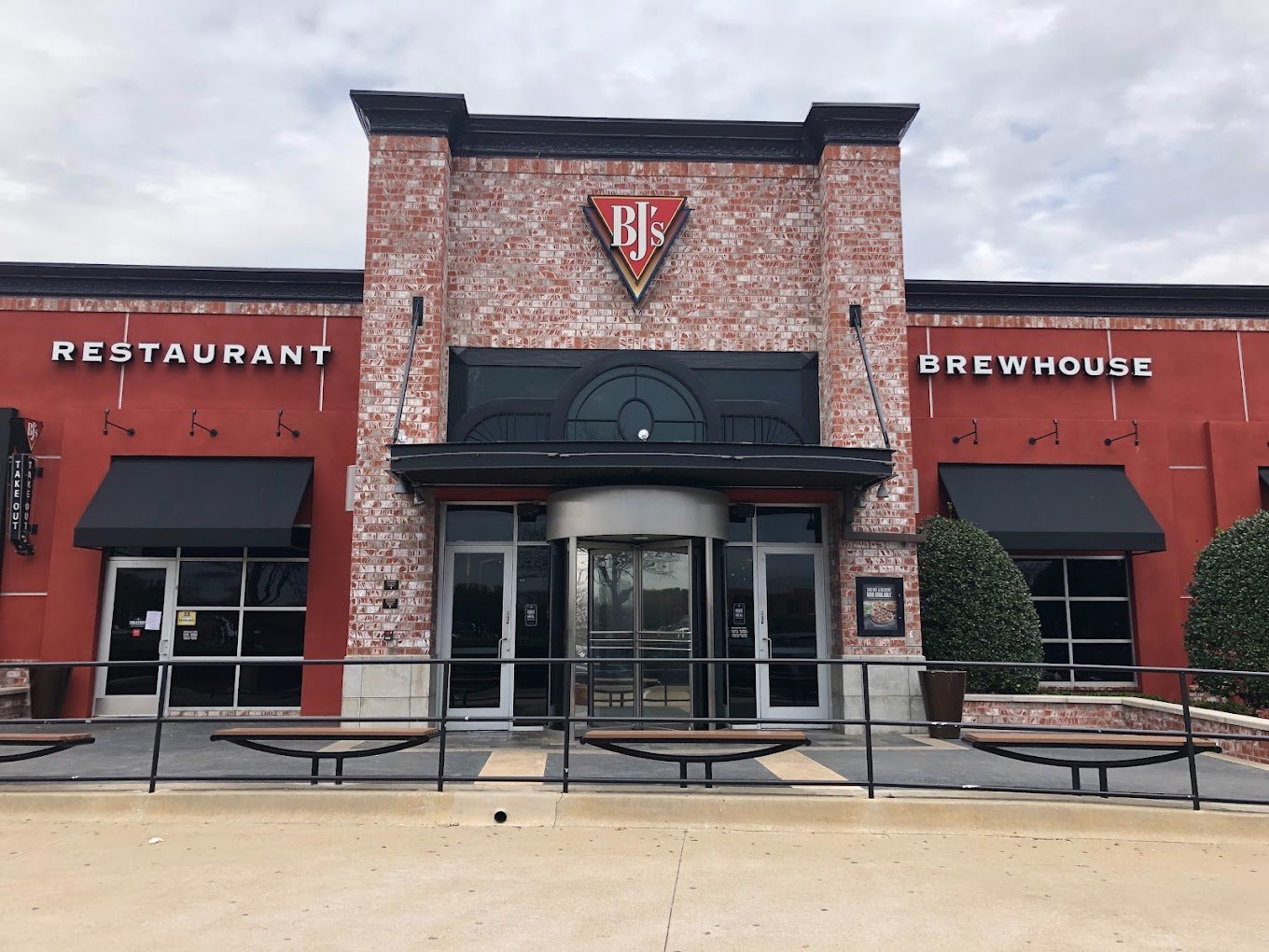 BJ's Restaurant & Brewhouse - Image 2