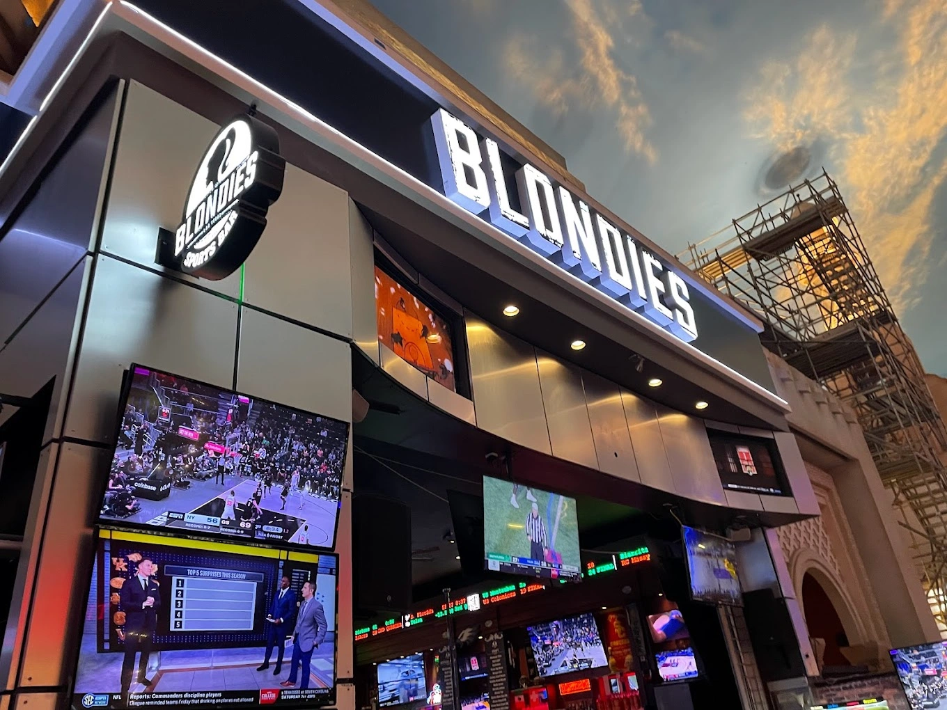 Blondies Sports Bar & Grill - Image 2