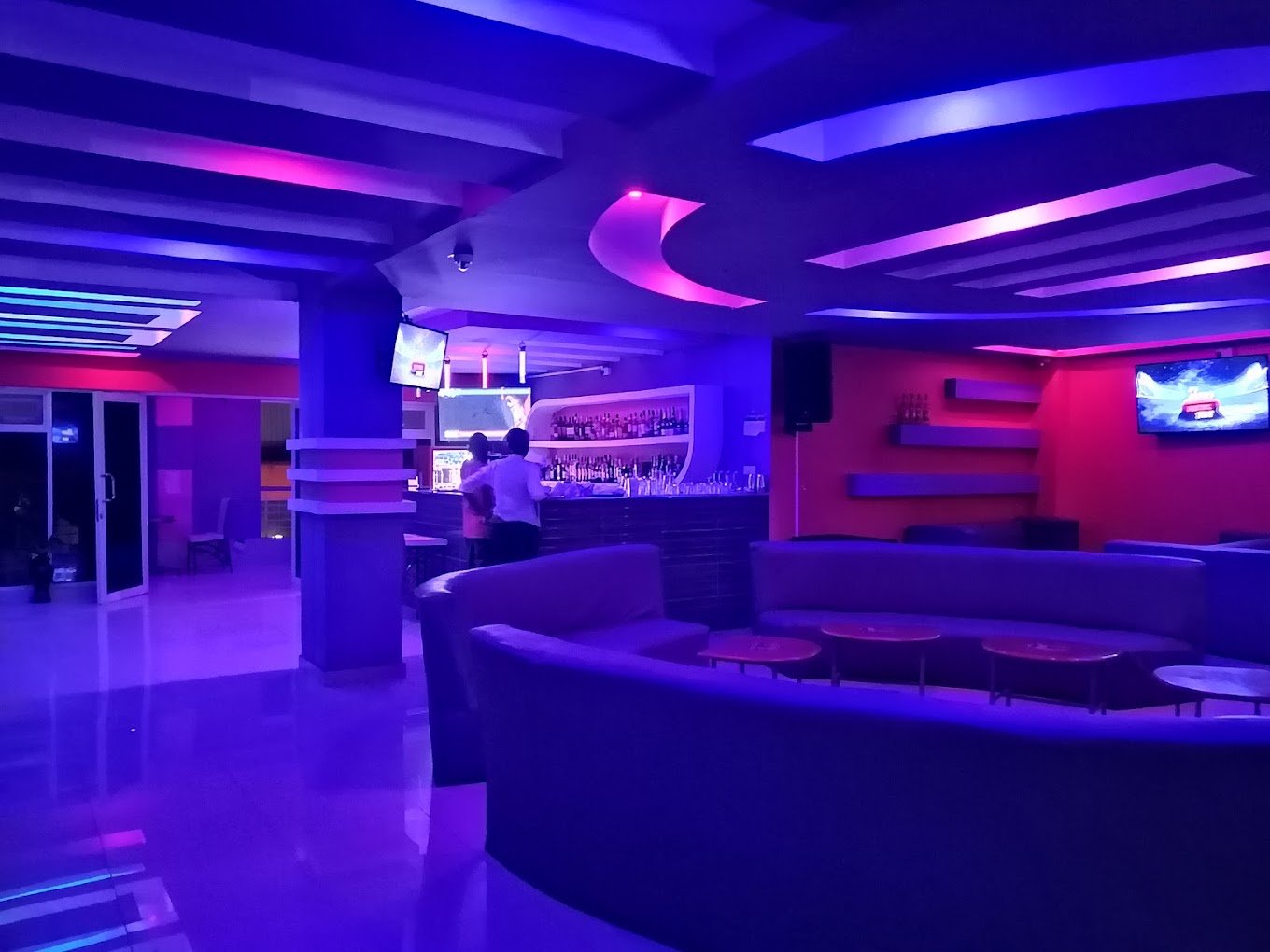 Premier Lounge Sports Bar - Image 2
