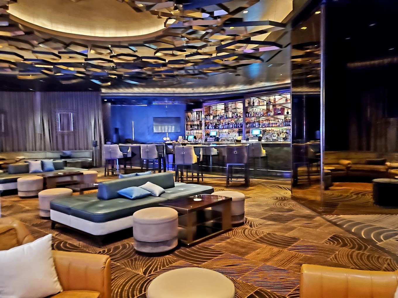 Clique Cocktail Lounge - Image 2