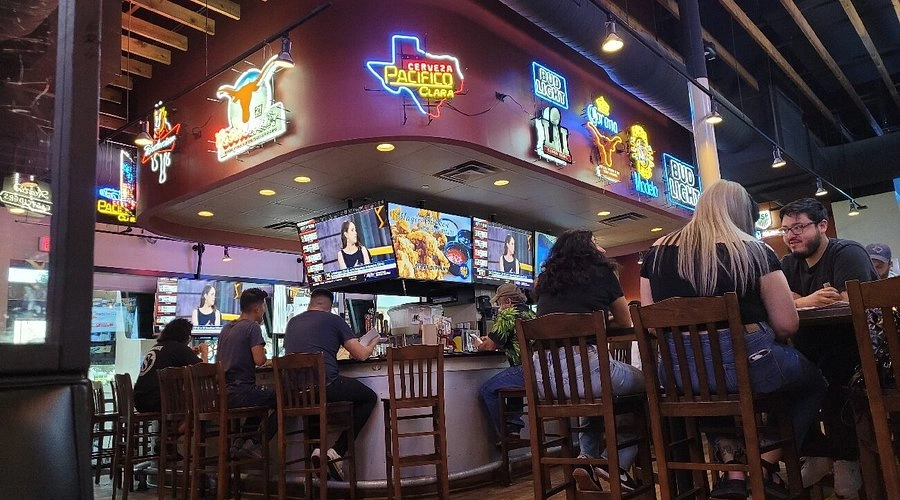Pluckers Wing Bar - Image 3