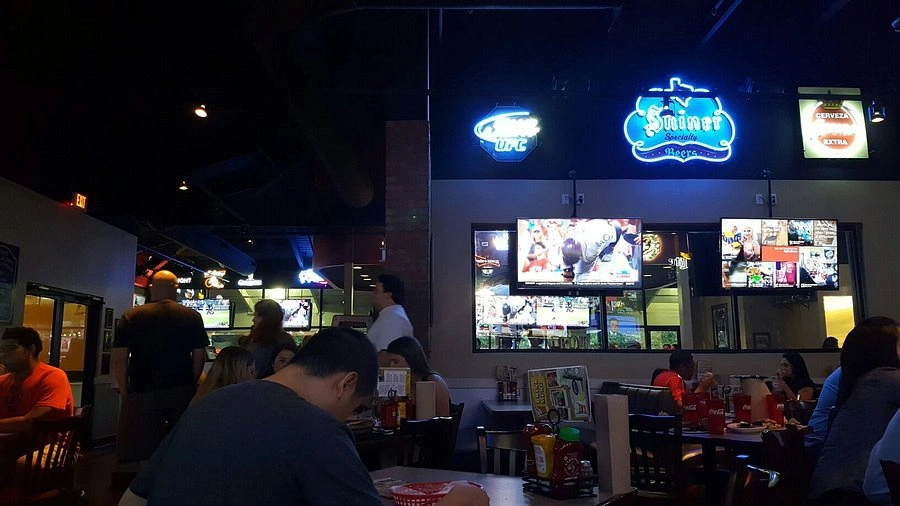 Pluckers Wing Bar logo