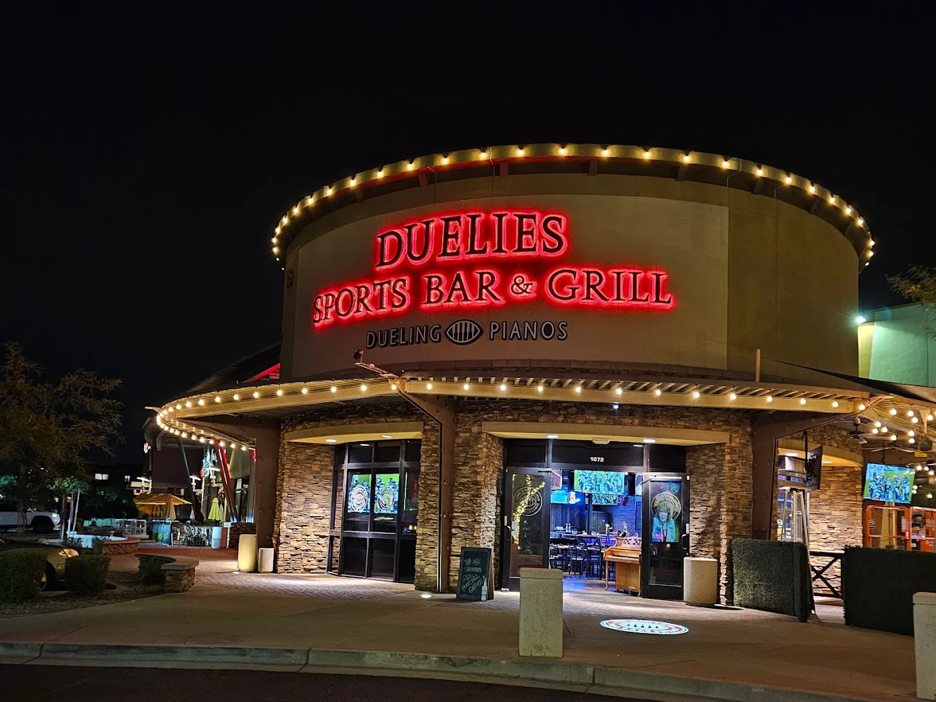 Duelies Sports Bar & Grill logo