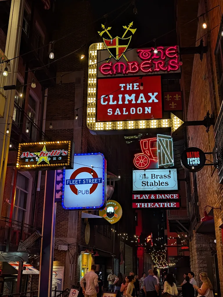 Fleet Street Pub - Image 3