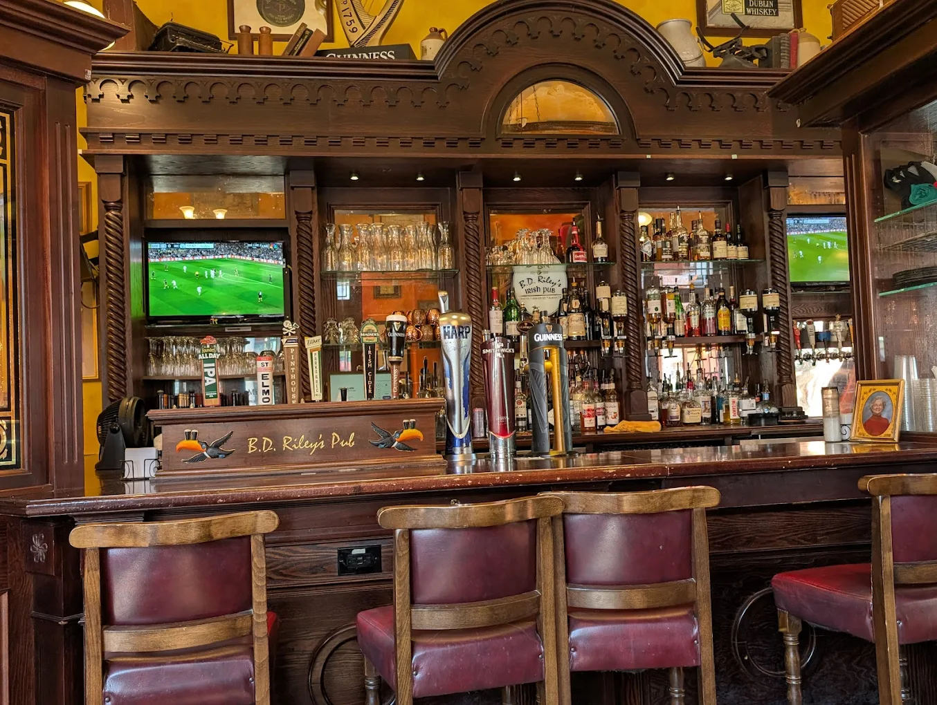 B.D. Riley's Irish Pub logo