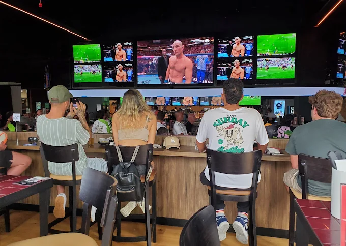 The Sporting Globe x 4 Pines Surfers Paradise logo