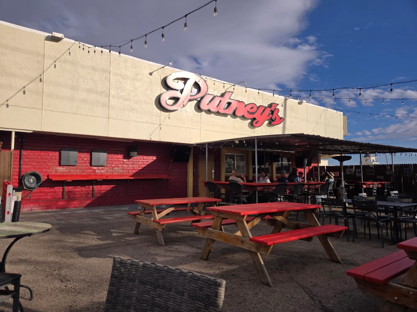 Putney's Pitstop Sports Bar and Grill - Image 2