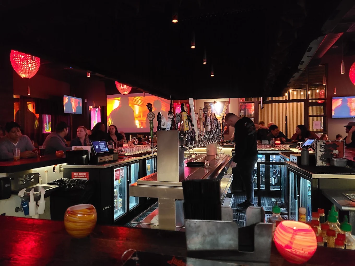 HQ Gastropub - Woodland Hills  - Image 2