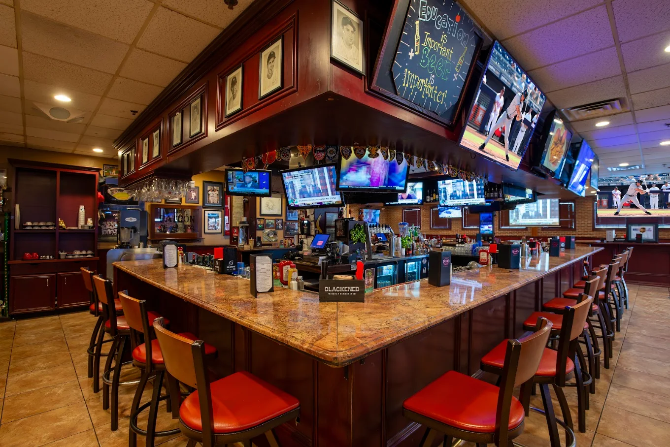 Redd's Restaurant & Bar logo