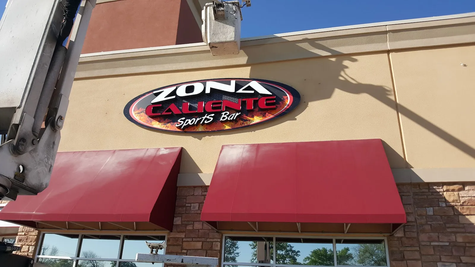 Zona Caliente Sports Bar And Grill logo