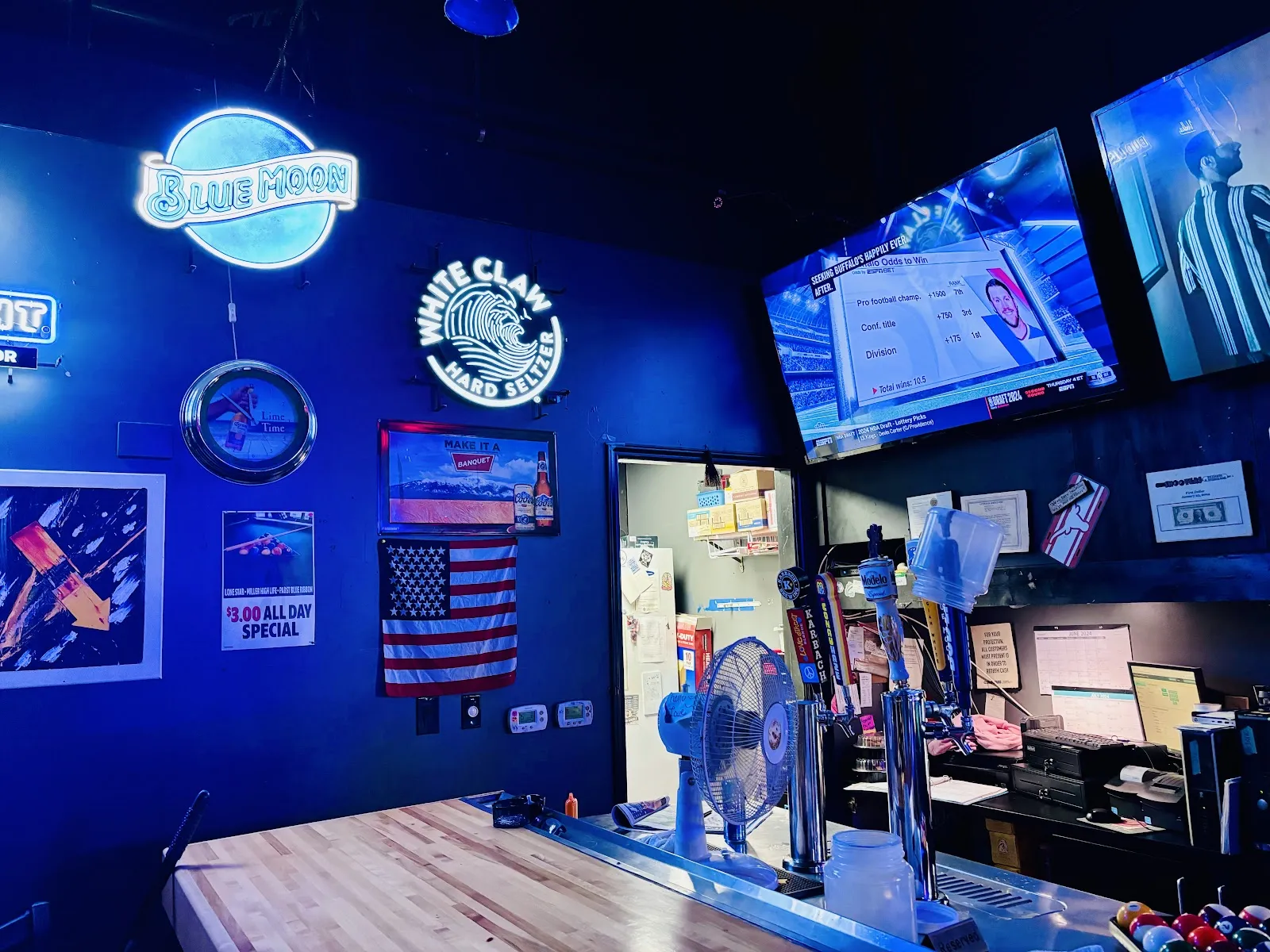 Shooters Billiards & Sports Bar - Image 4