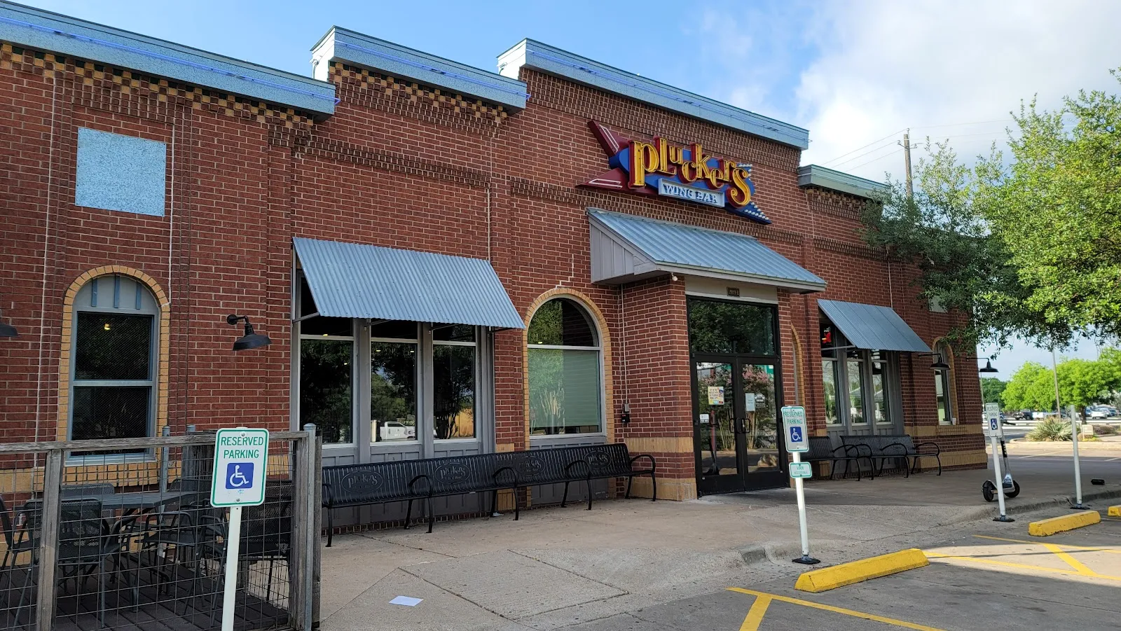Pluckers Wing Bar - Image 3