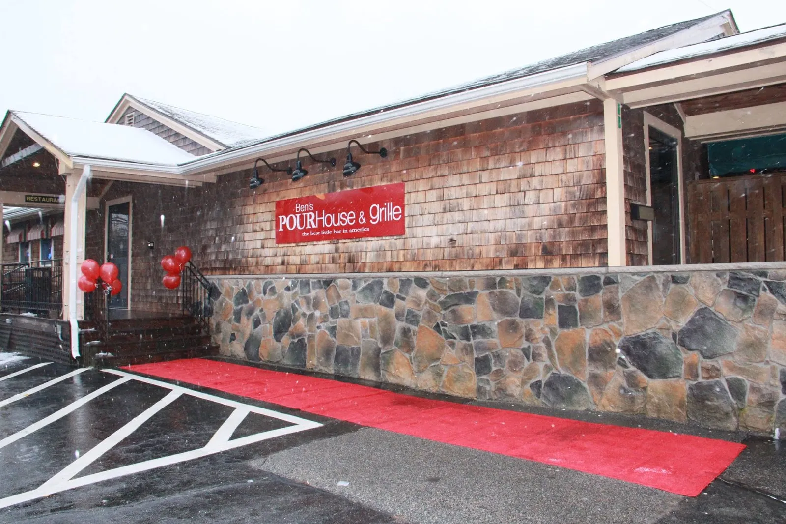 Ben's POURHouse & Grille - Image 4