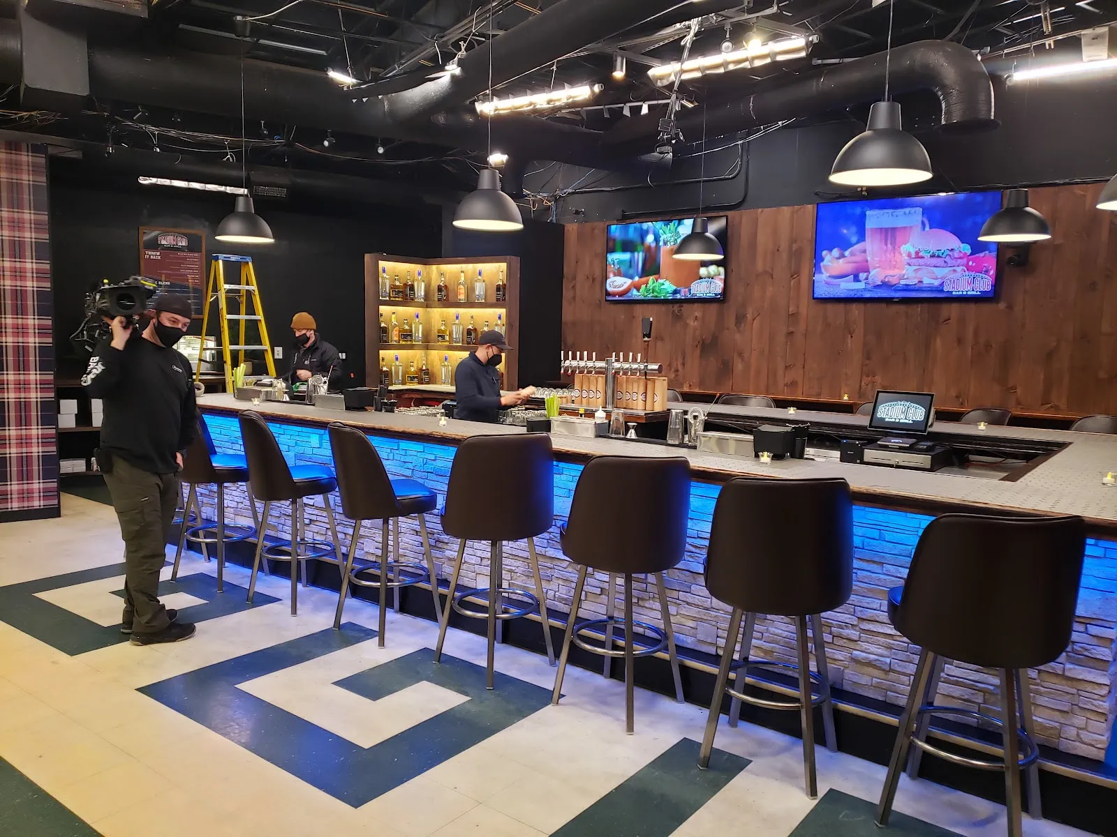 Gilly's Sports Bar - Image 2