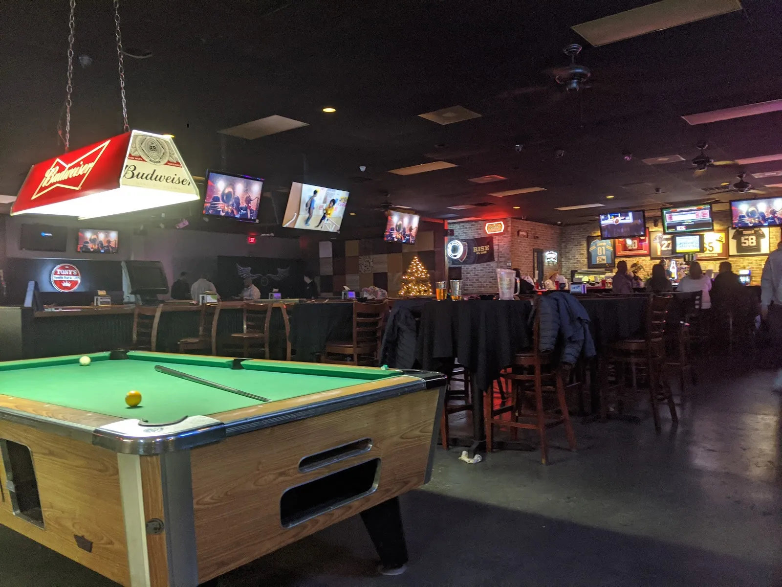 Tony's Sports Bar & Grill - Image 4