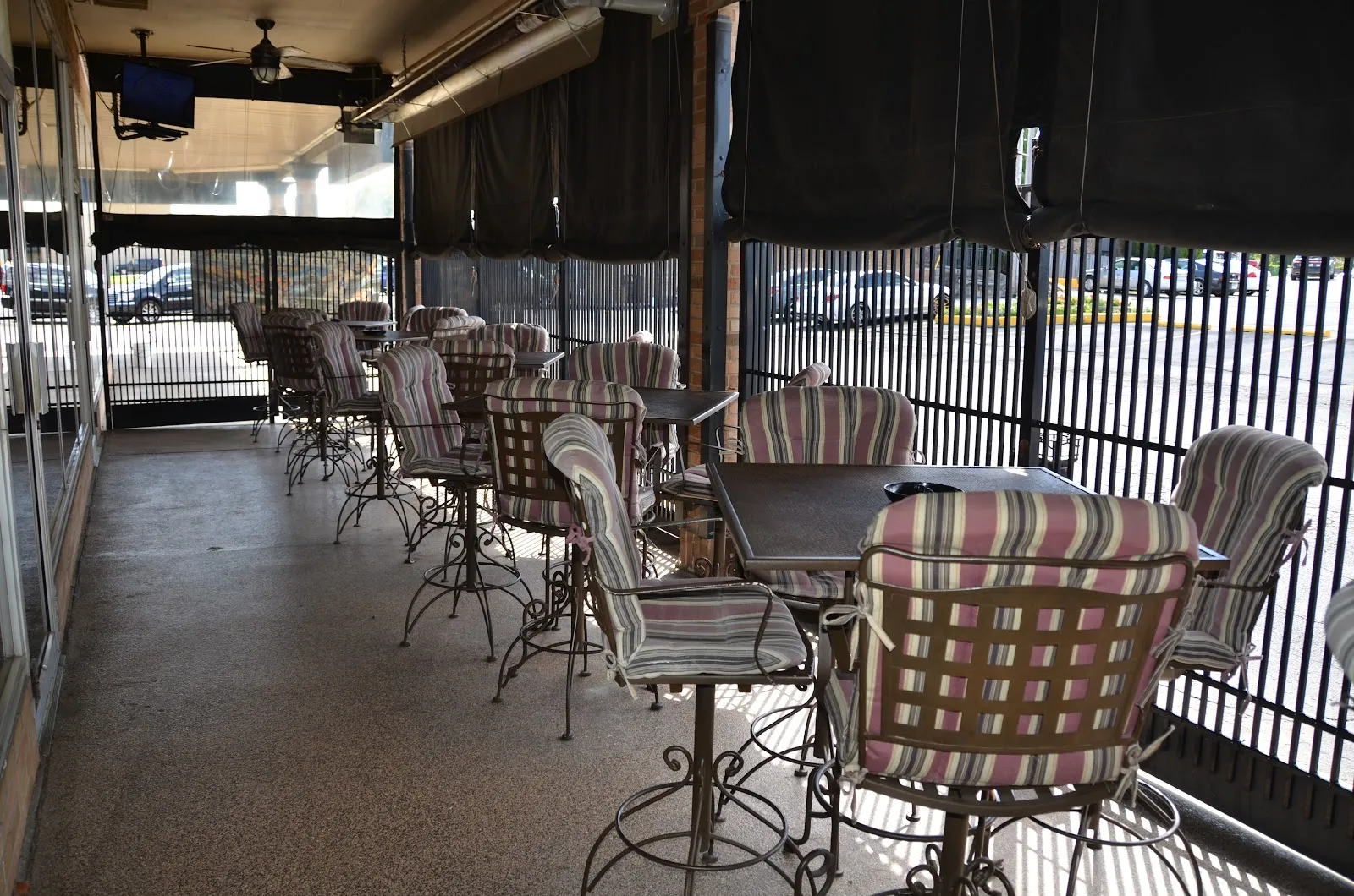 Cheeks Bar & Grill - Image 4