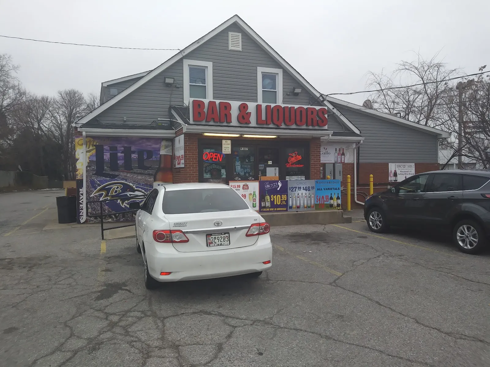 Tom's Sports Tavern logo