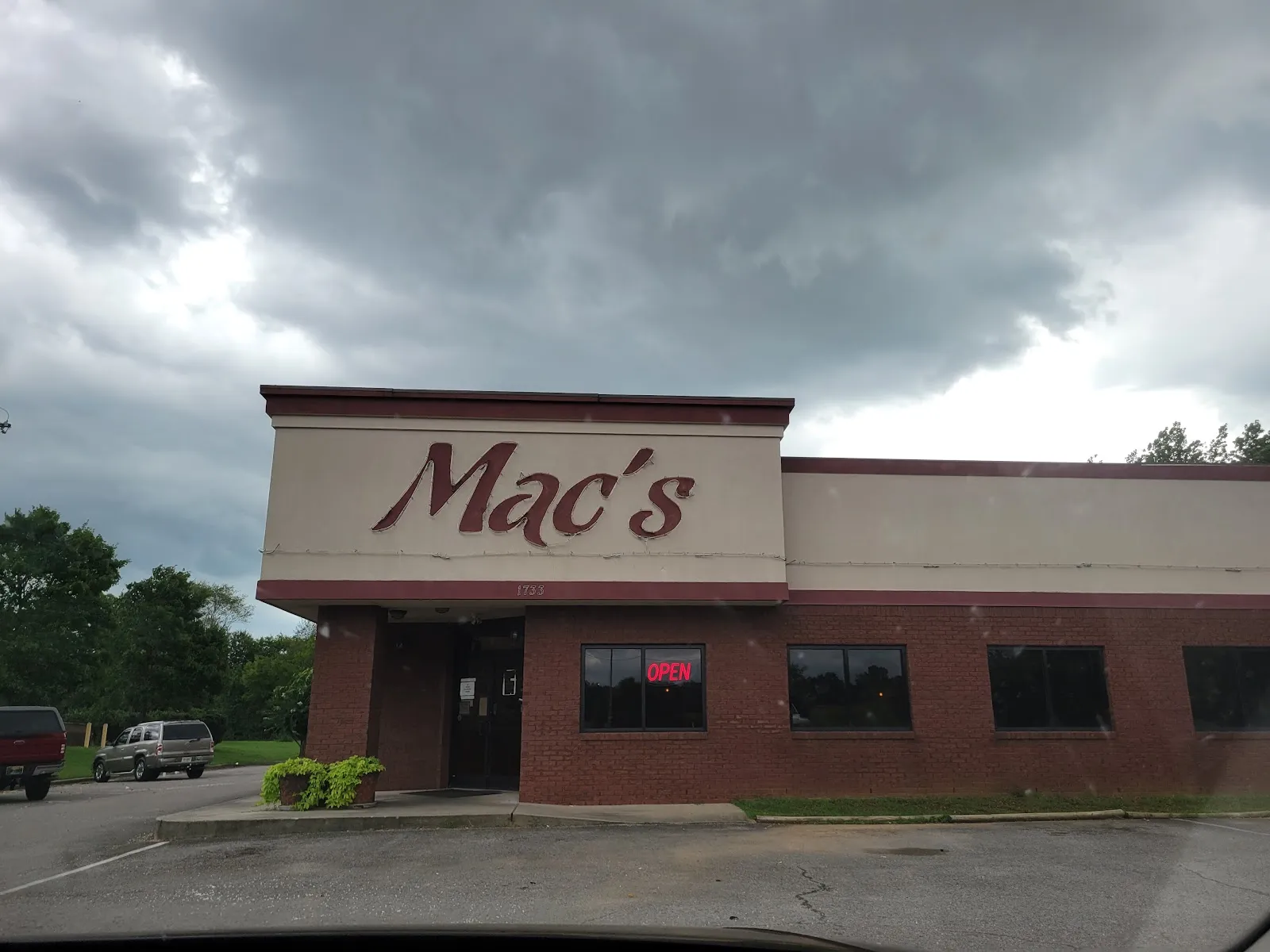 Mac's Sports Bar & Steakhouse - Image 2