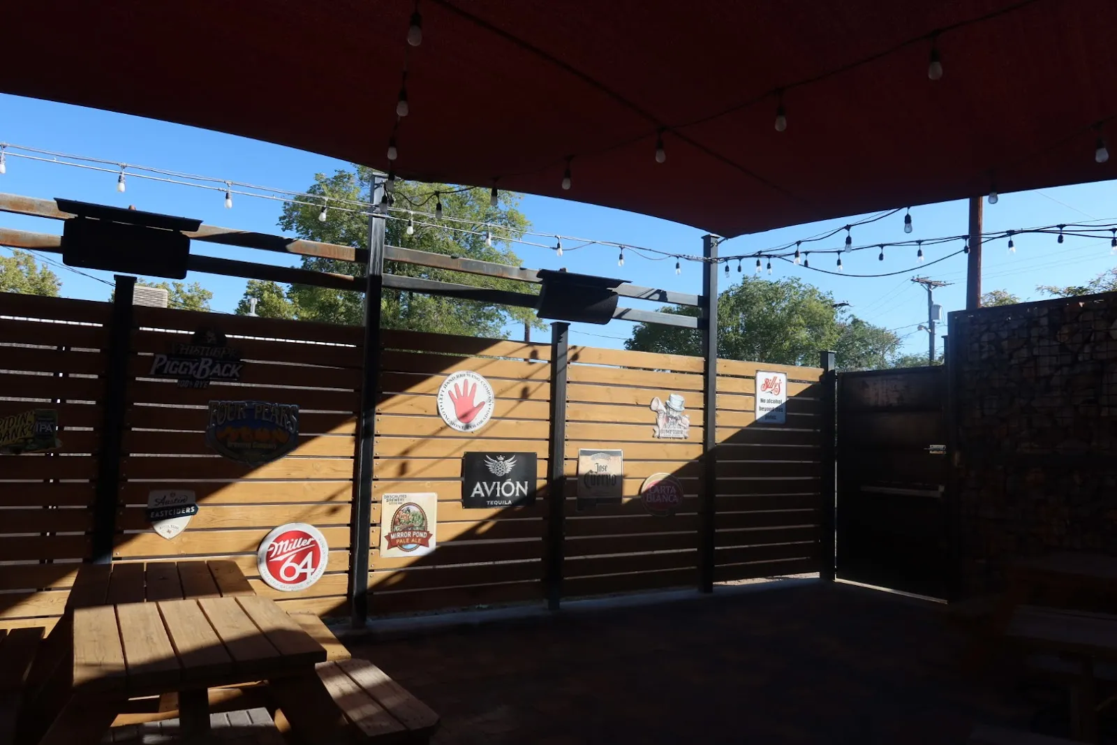 Billy's Long Bar - Image 3