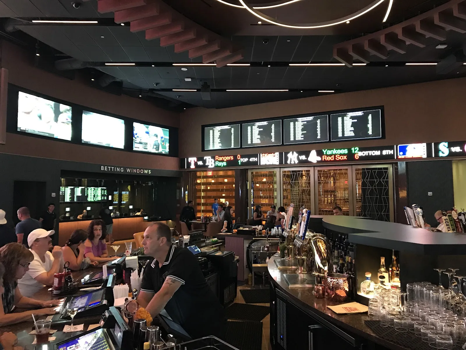BetMGM Sportsbook & Bar - Image 2