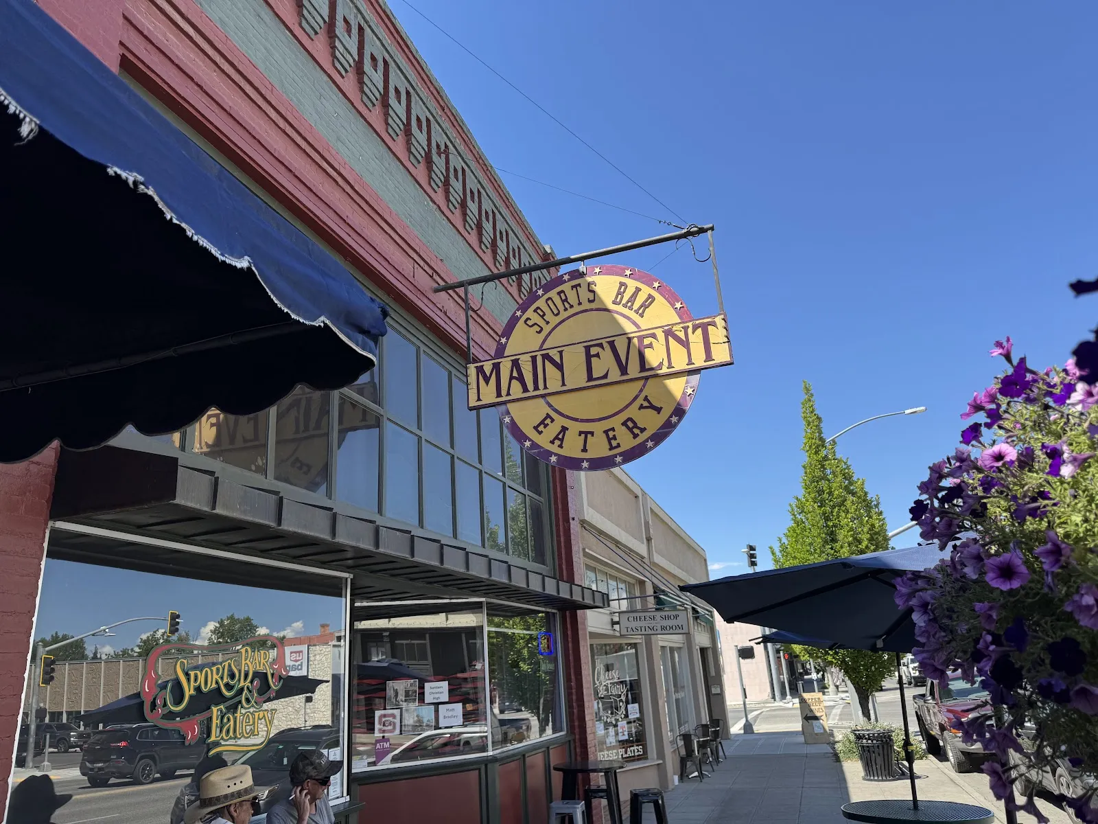 Main Event Sports Bar - Image 2