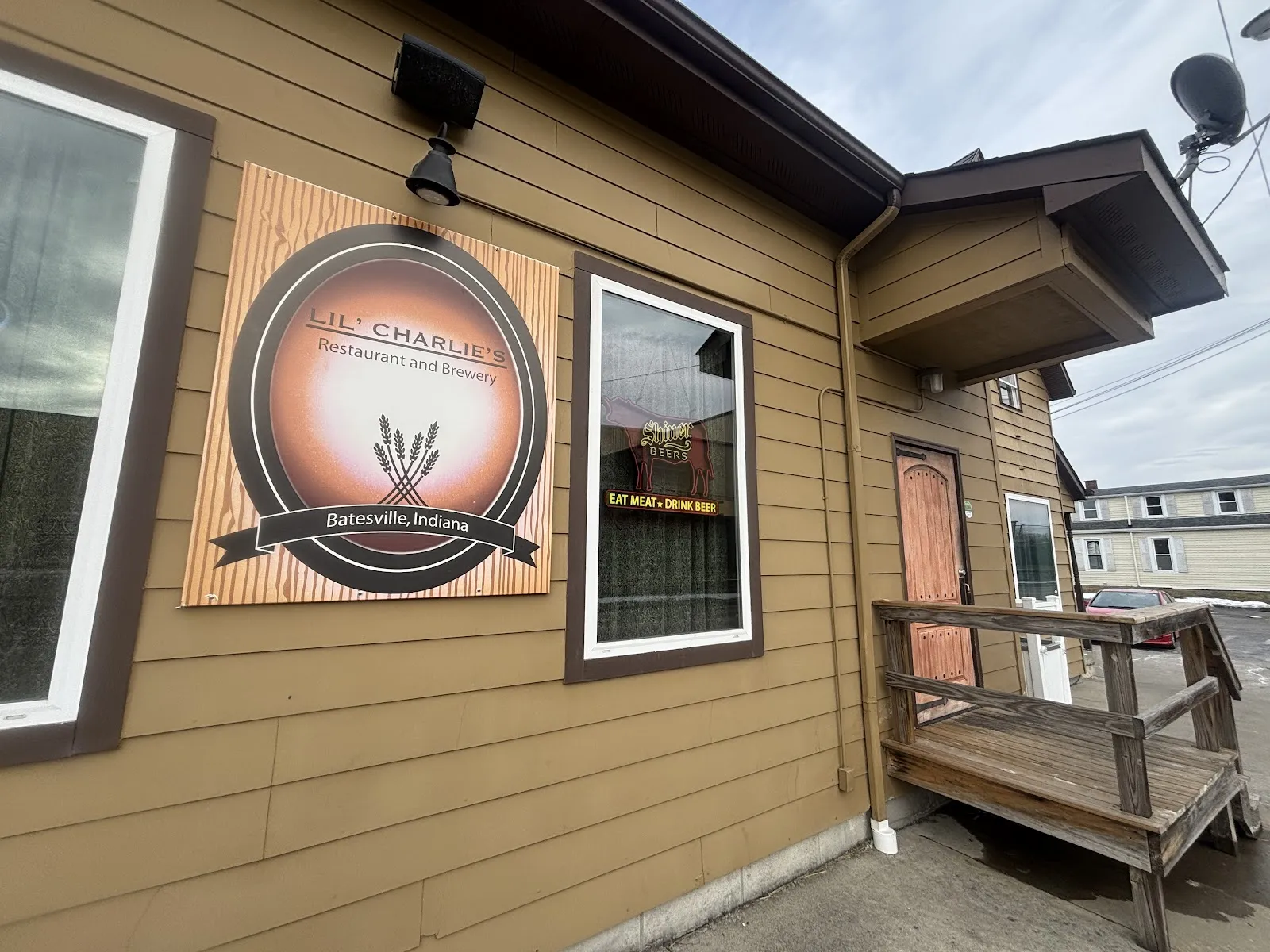Lil' Charlie's Restaurant & Brewery logo