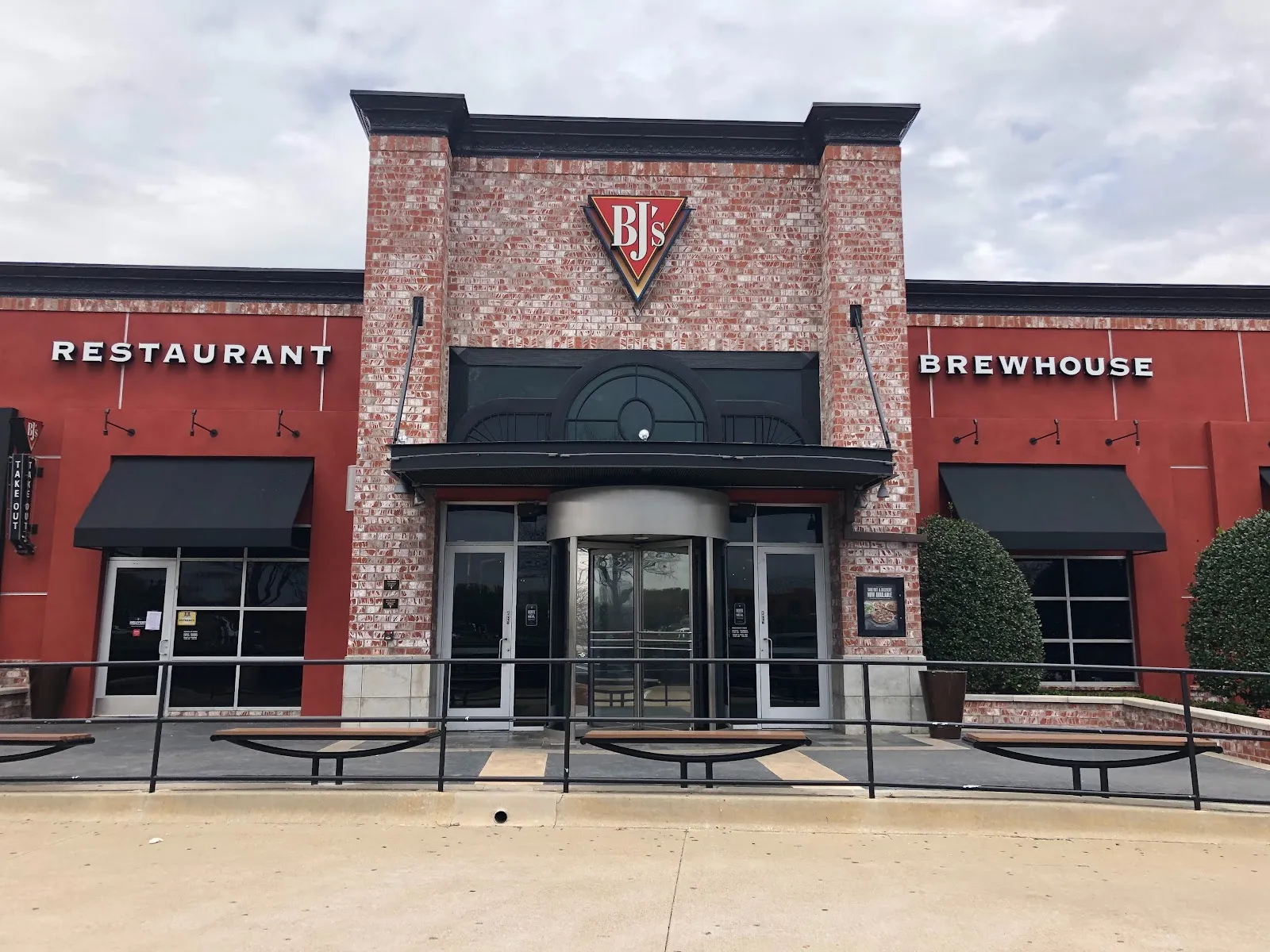 BJ's Restaurant & Brewhouse logo
