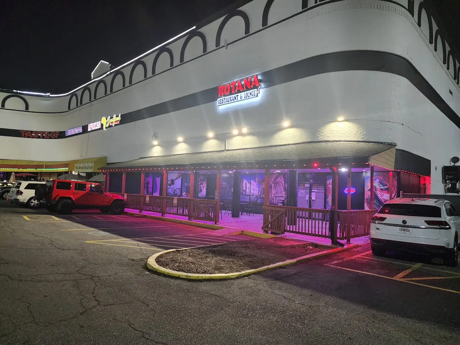 Rotana Restaurant and Bar - Image 4