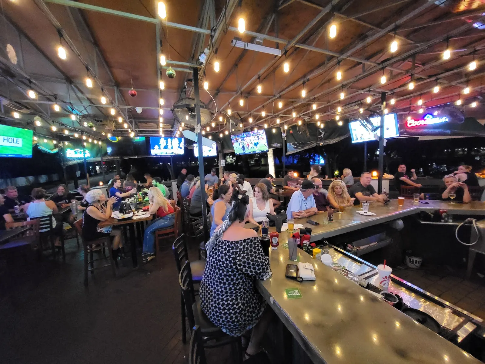 JF Kicks Restaurant & Patio Bar - Image 3