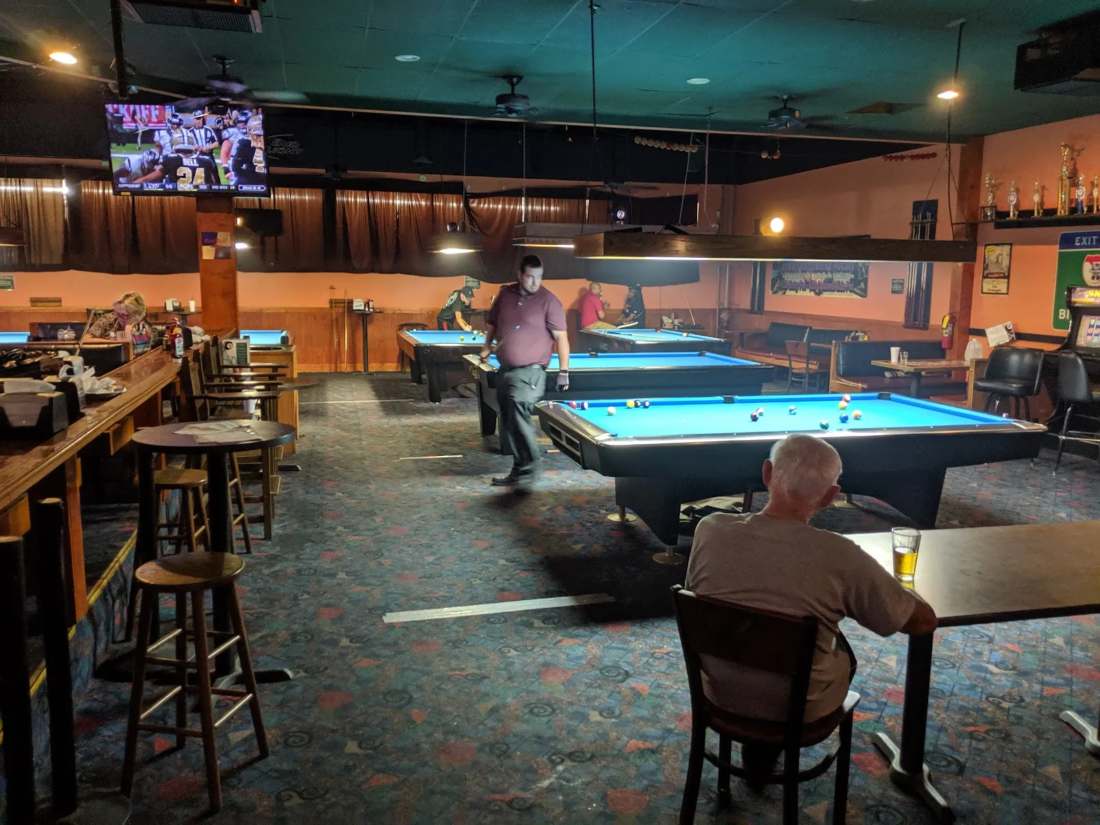 Cue's Billiards logo