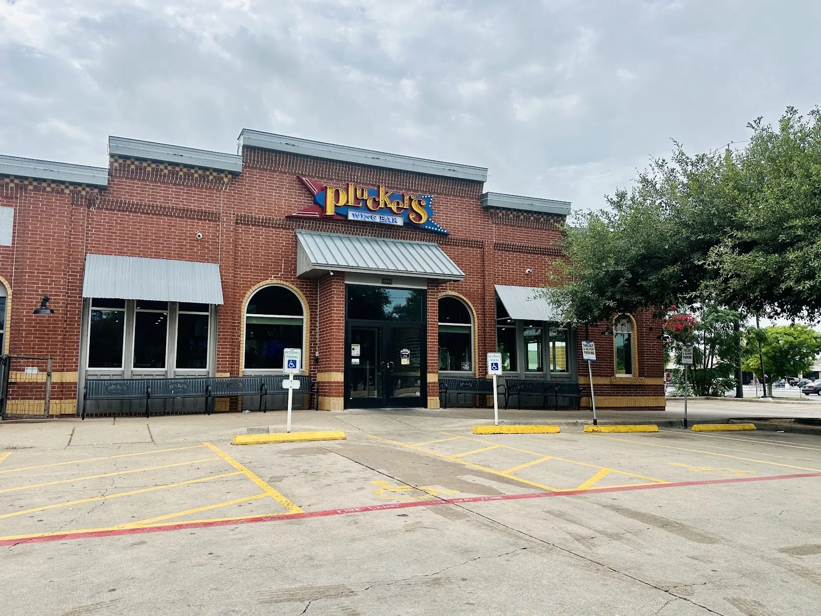 Pluckers Wing Bar - Image 4