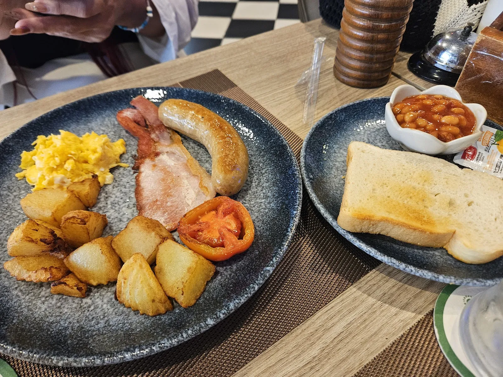 Hemingways - Image 2