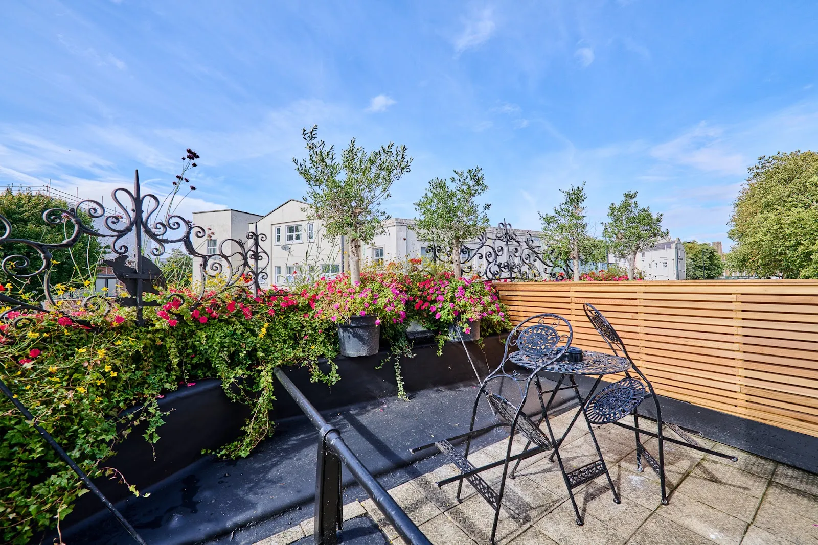 The Crown Pub & Guesthouse - Image 4