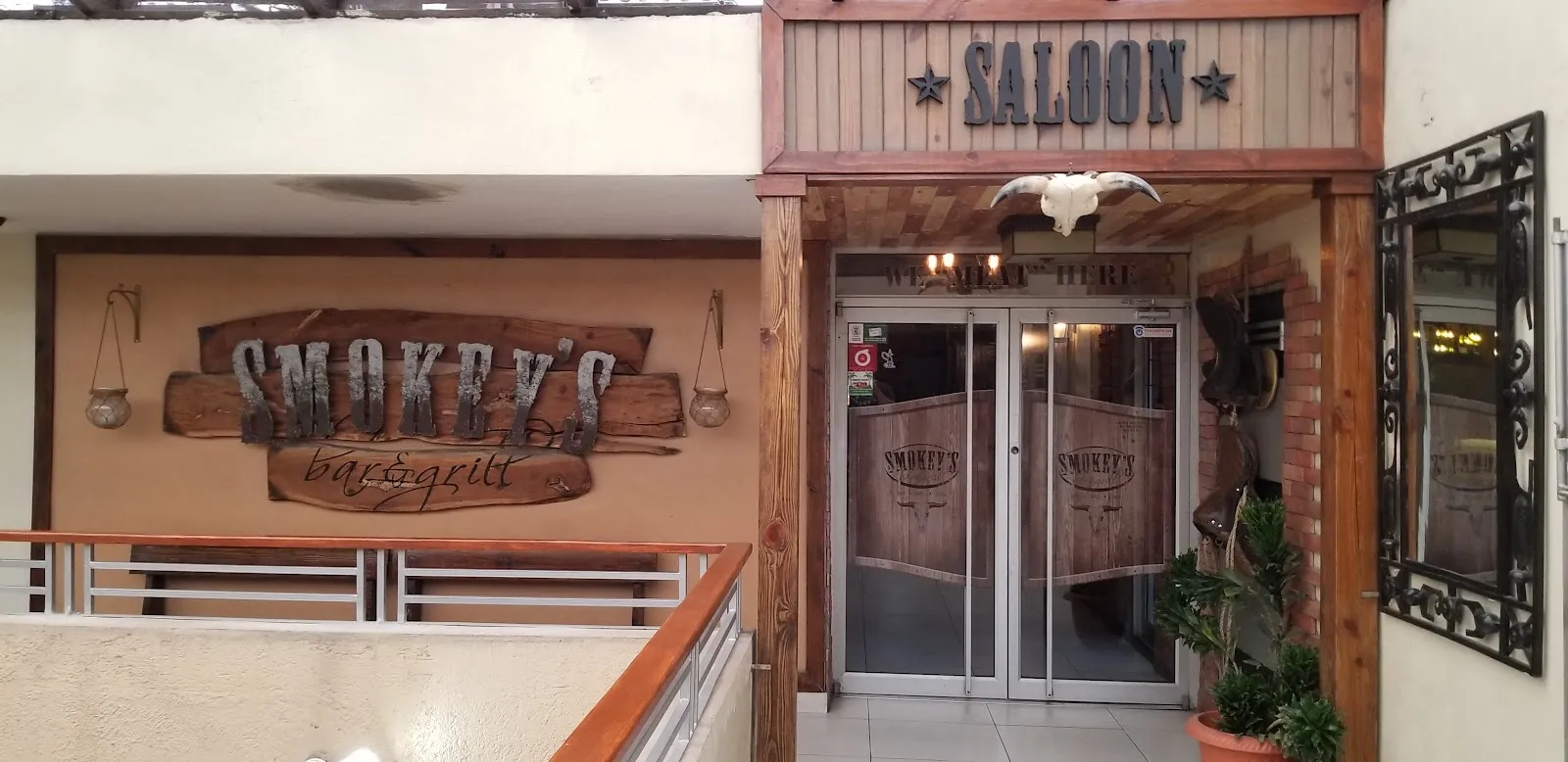 Smokey's Bar & Grill - Image 4