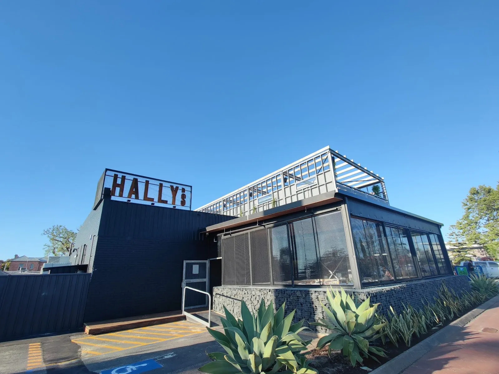 Hally's Bar - Image 3