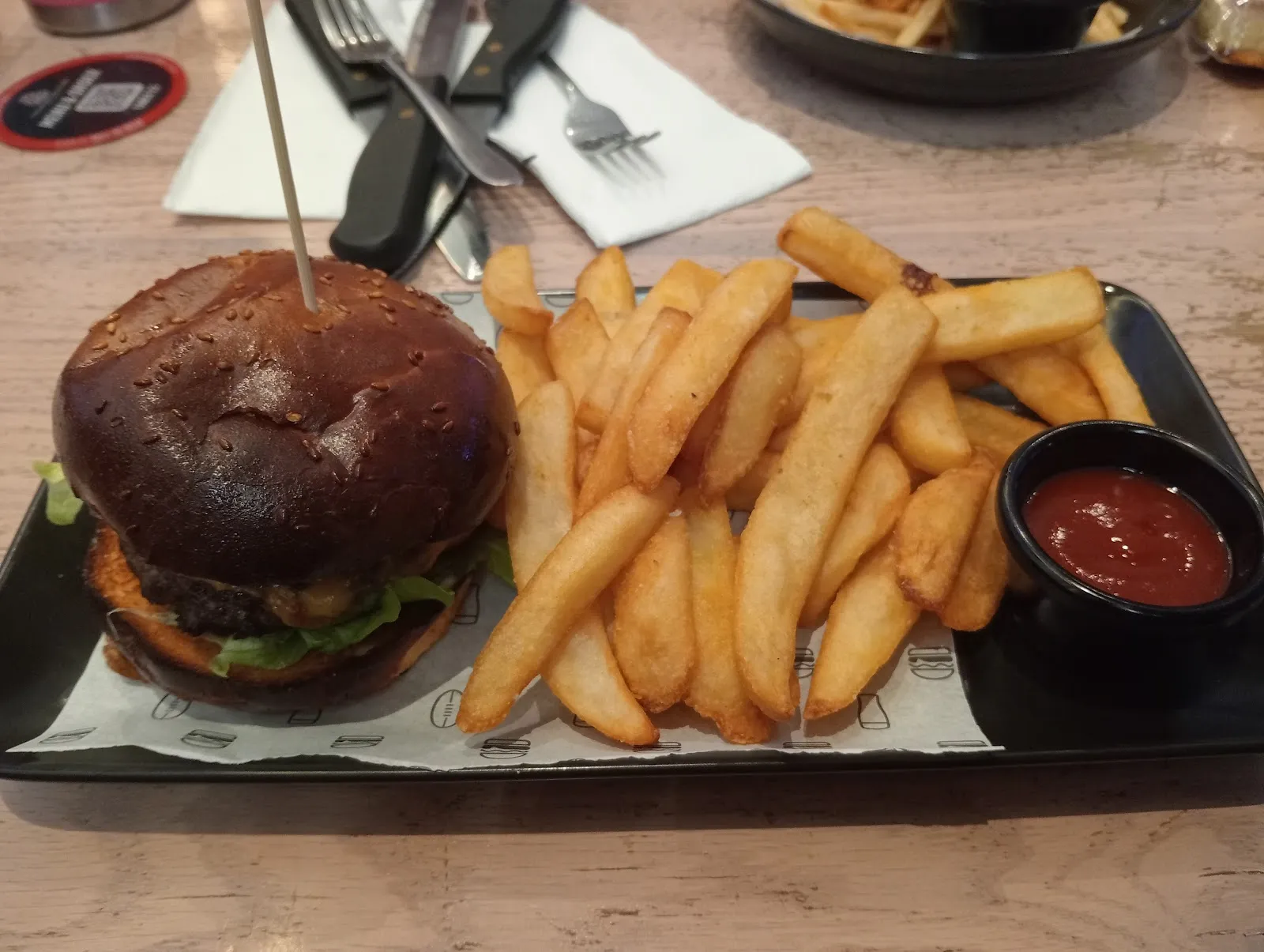 The Sporting Globe Bar & Grill - Image 4