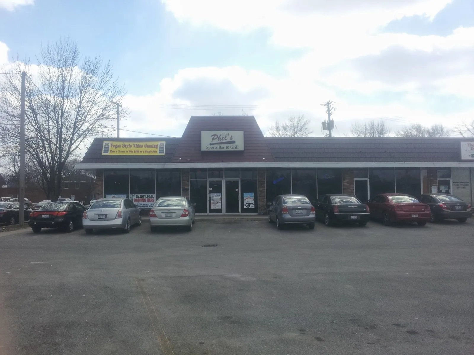 Phil's Sports Bar & Grill - Image 2