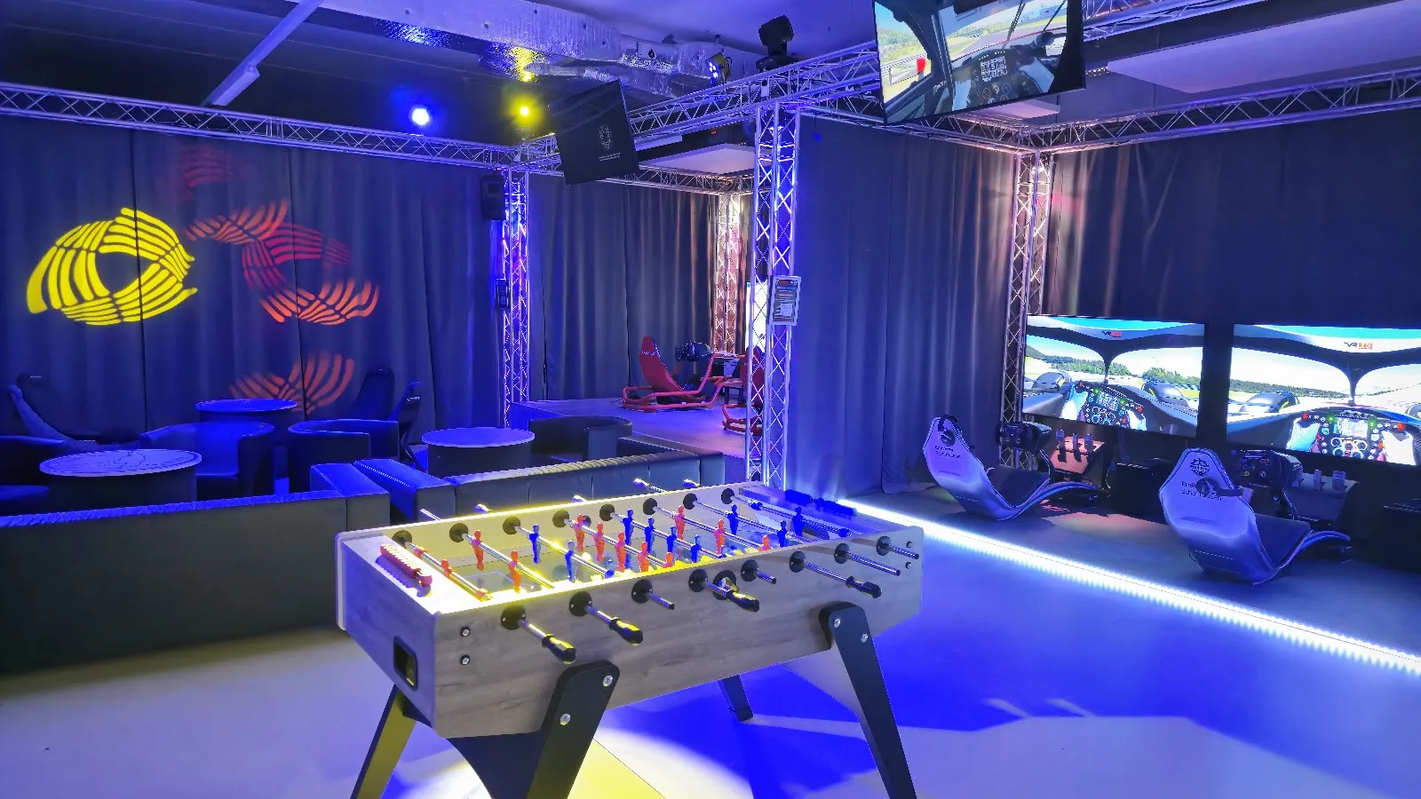 VR-Race - Sim Racing Event Center mit 26 Simulatoren logo