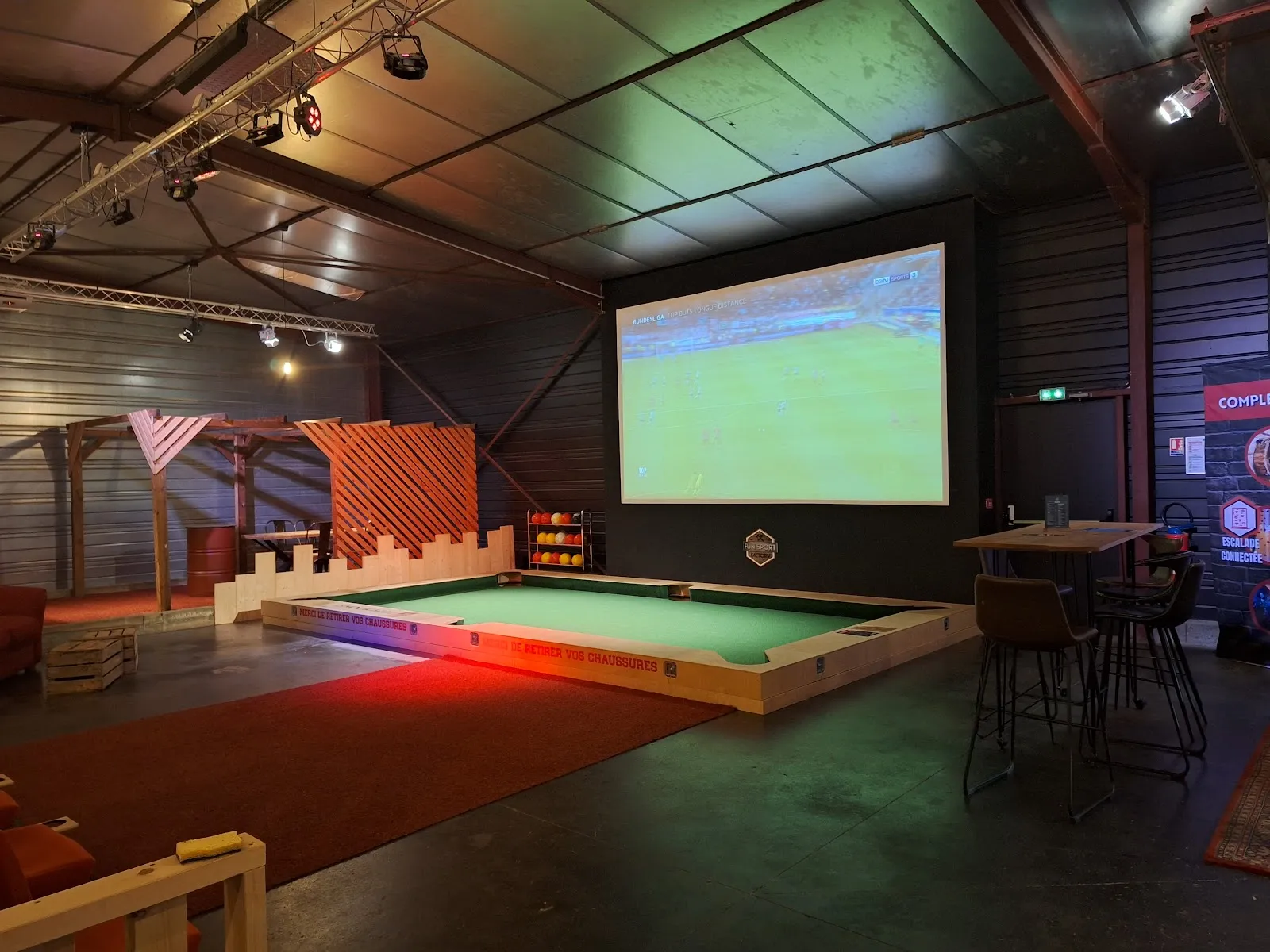 Fun Sport Factory - Sortir à Bourges : lancer de hache, Karaoké, Quiz Room- Evénements entreprises - Image 3