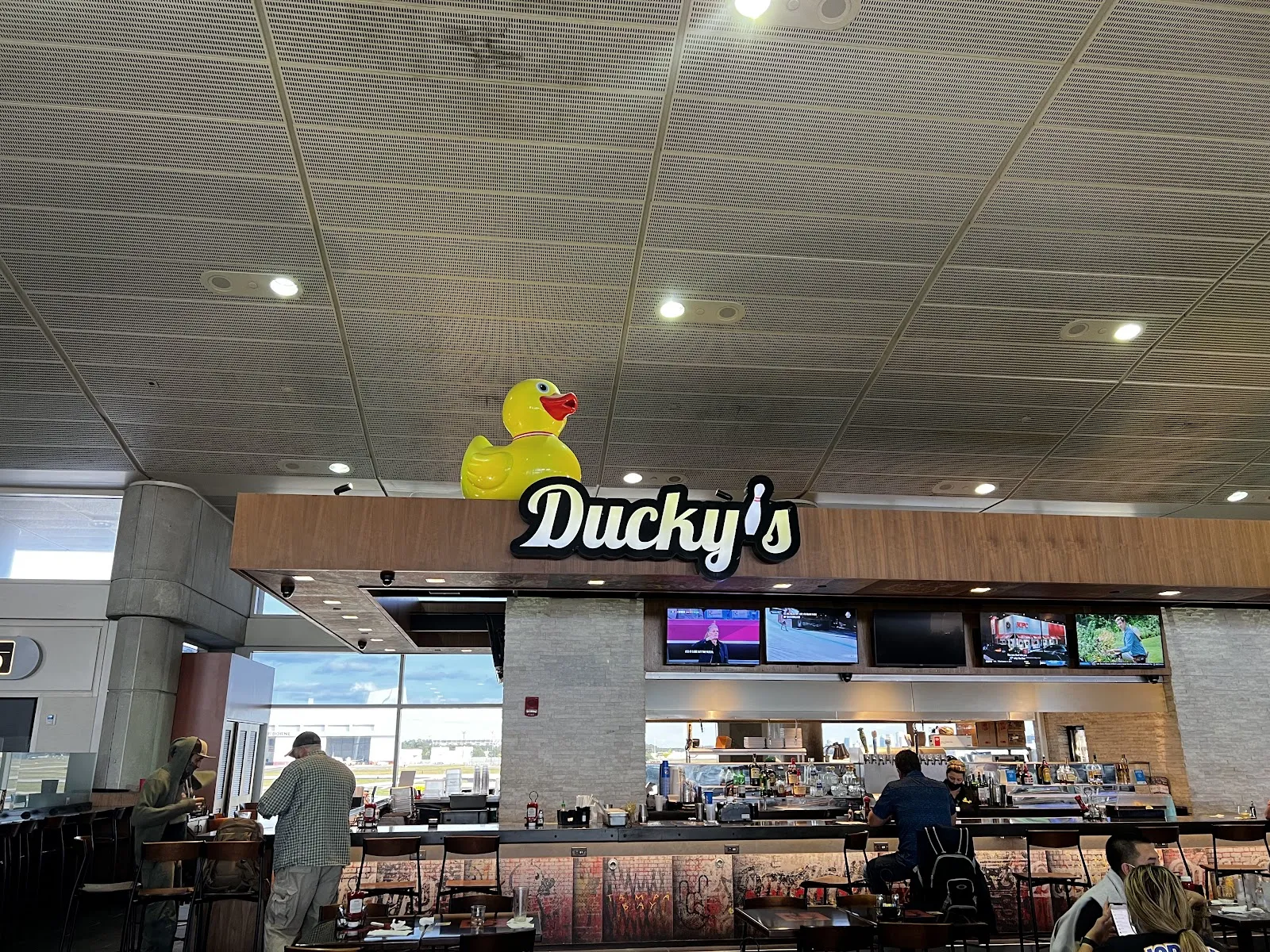 Ducky's Sports Lounge - Image 3