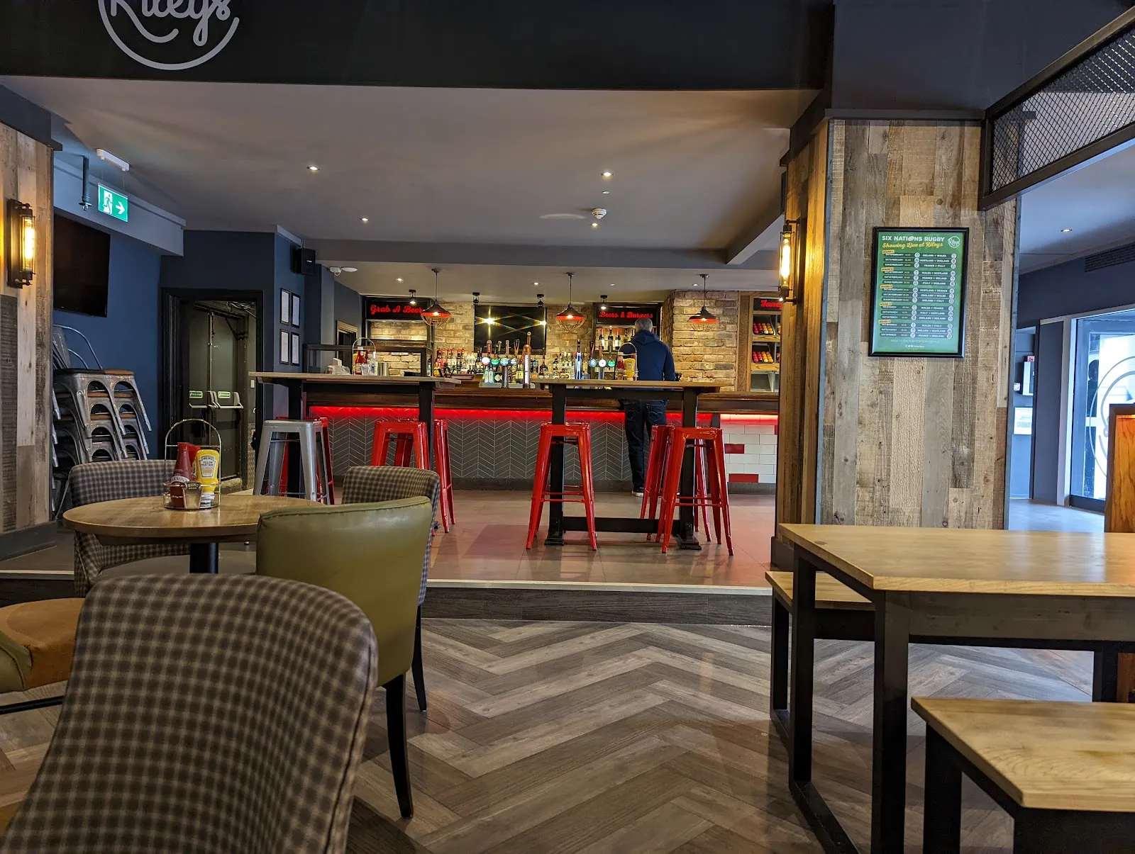 Rileys Sports Bar Victoria - Image 3
