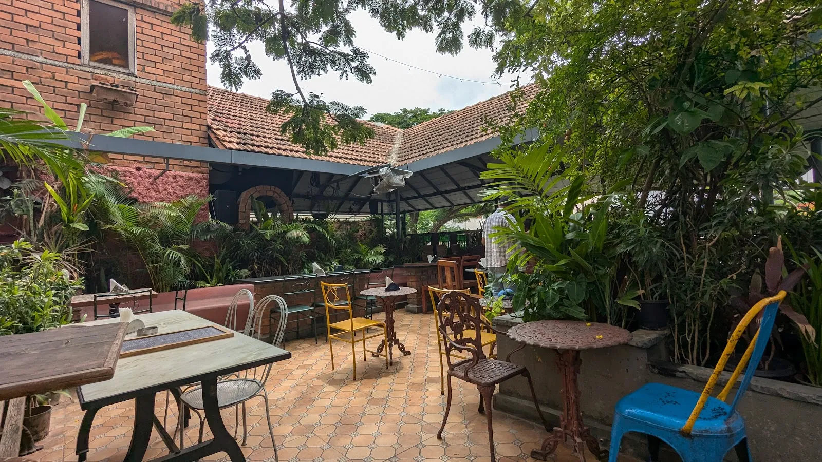 Local's Bar & Grill - Image 3