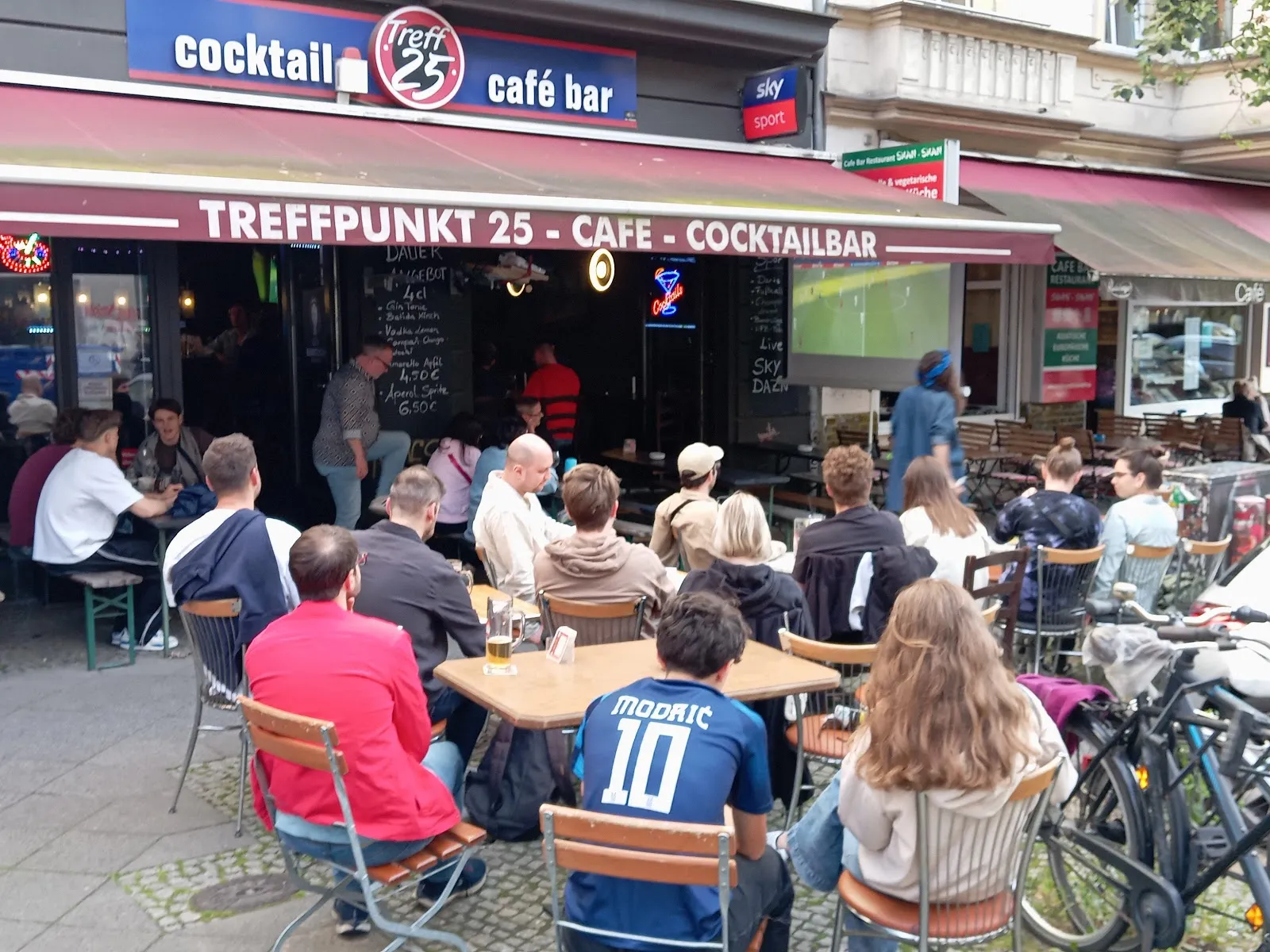 Meeting point 25 • Cocktail - Cafe - Bar - Image 2
