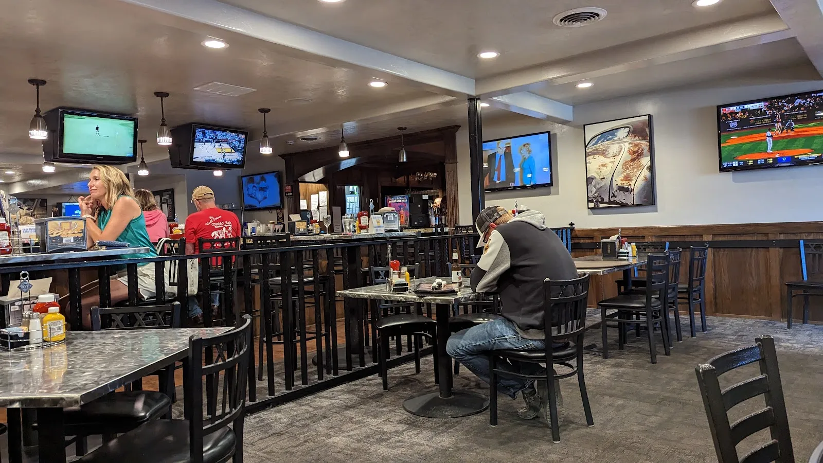 Bomber's Sports Bar - Image 2
