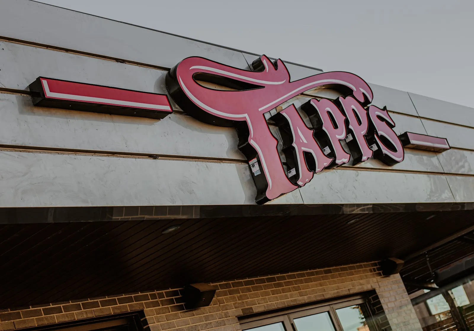 Tapps Sports Lounge & Grill logo