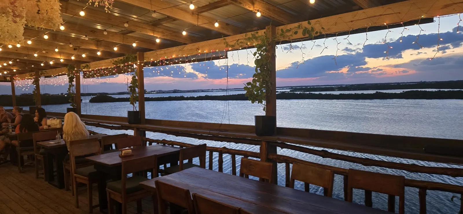 Crocs Sunset Sports Bar - Image 4