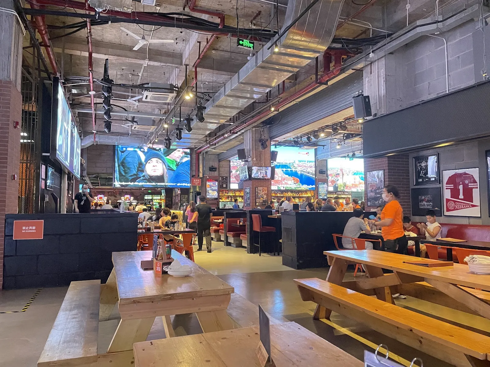 Cages Bar and Sports - Image 4