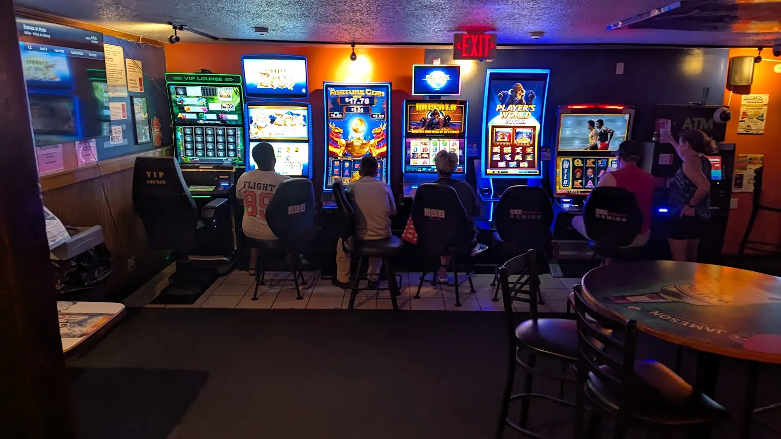 Pia's Sports Bar & Grill - Image 2