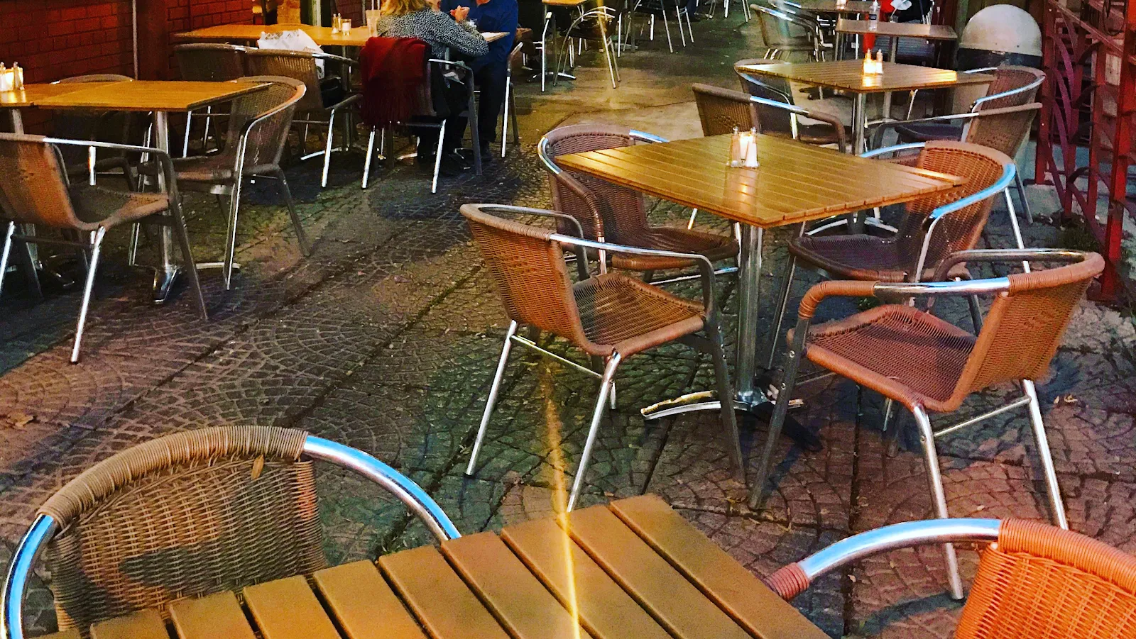 Safari Bar and Grill - Image 4